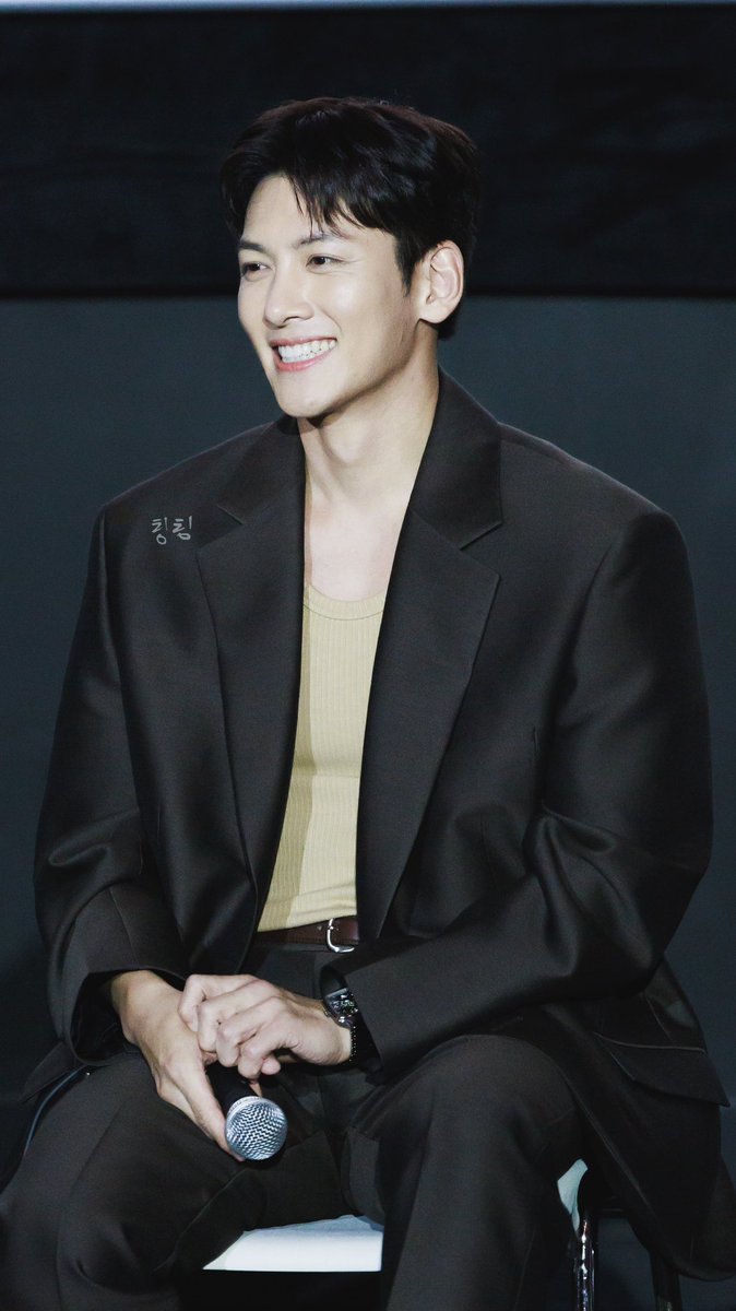 wanting821015's tweet photo. 燈太亮 
所以用手遮住才看得到粉絲
帥氣的오빠❤️

#池昌旭 #jichangwook 
#지창욱 #チチャンウク#biff https://t.co/ZW0WJ0KL48