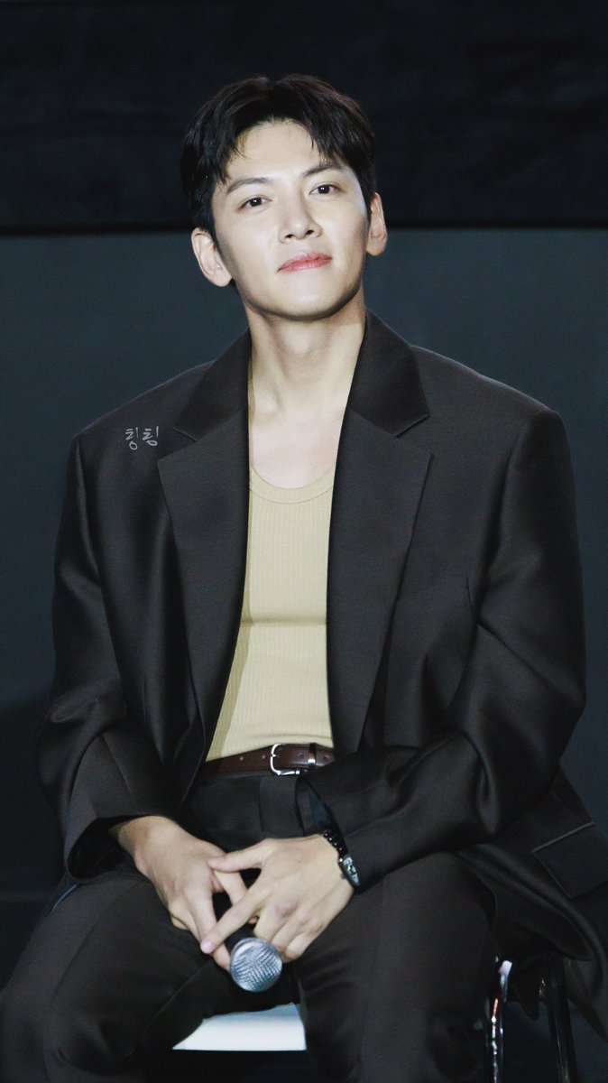 wanting821015's tweet photo. 燈太亮 
所以用手遮住才看得到粉絲
帥氣的오빠❤️

#池昌旭 #jichangwook 
#지창욱 #チチャンウク#biff https://t.co/ZW0WJ0KL48