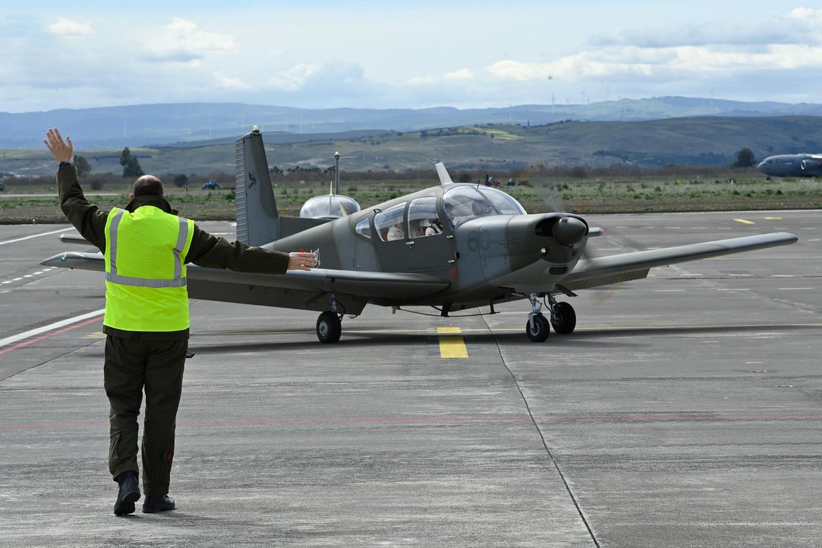 MinisteroDifesa's tweet photo. #CulturaDifesa
Sai chi garantisce la sicurezza degli spostamenti a terra dei velivoli dell'#AeronauticaMilitare❓
Si tratta del #CrewChief, altrimenti chiamato capo velivolo. Tra i suoi compiti anche quello di guidare i piloti nelle aree di manovra e di parcheggio, tramite segnali convenzionali. Come in ogni squadra ben organizzata, buona parte del team lavora dietro le quinte!
Scopri di più 👉🏻https://t.co/CaJ0GhGe8y