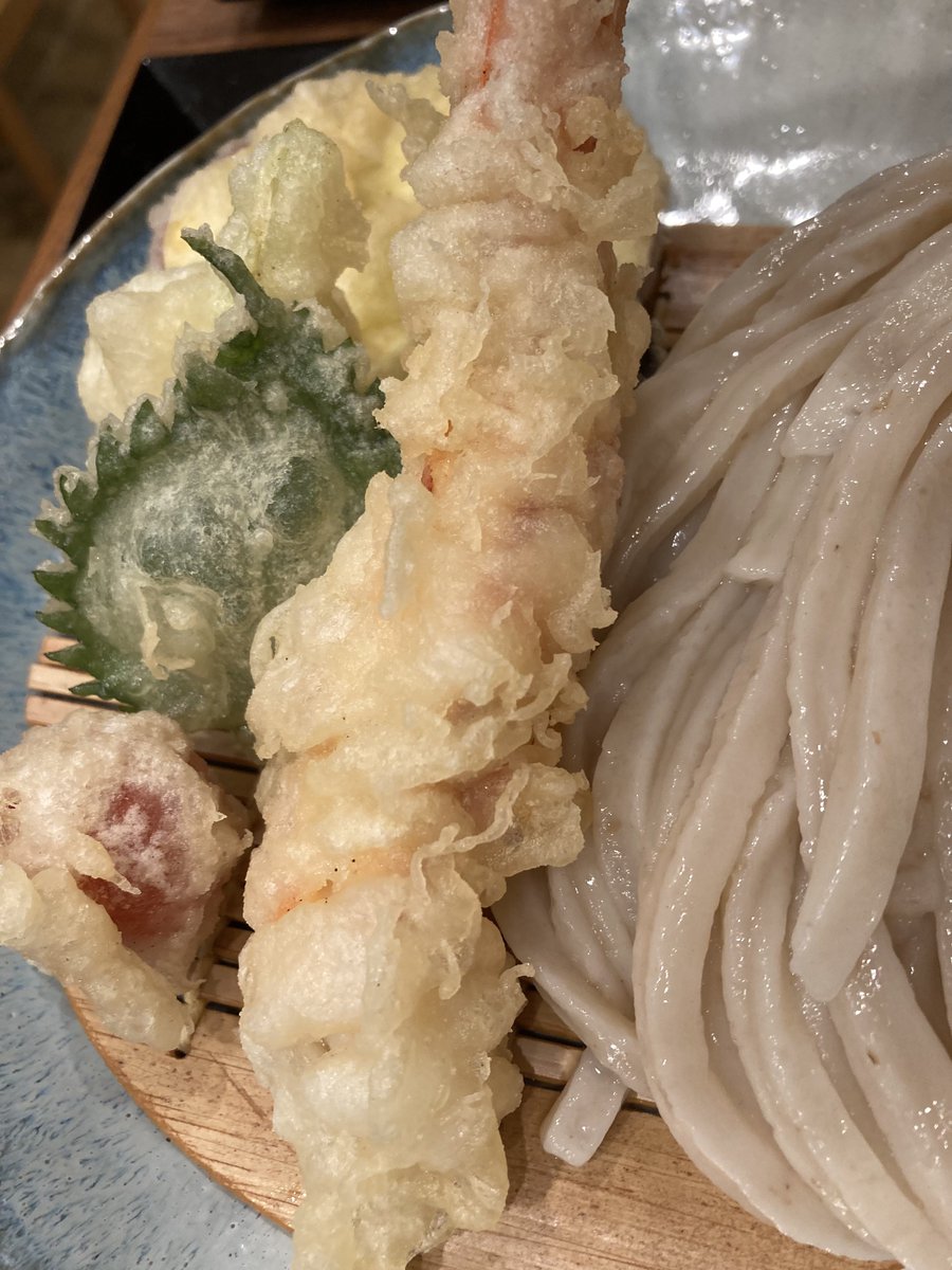 mimi_VIOLIN's tweet photo. 既にファンが多い
手打ちうどん麦ヶ丘

天ぷらがさっくさくで美味
うどんは太くてもっちりなのに
食べやすくて不思議

季節メニューや個性メニューも多く飽きないでしょう

日本酒も充実
うどん屋で呑むなんて粋ですね

天ぷら せいろ
松阪牛すき焼き  温 https://t.co/sVHHtW6CiZ