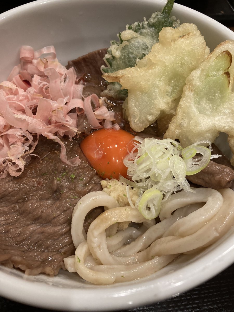 mimi_VIOLIN's tweet photo. 既にファンが多い
手打ちうどん麦ヶ丘

天ぷらがさっくさくで美味
うどんは太くてもっちりなのに
食べやすくて不思議

季節メニューや個性メニューも多く飽きないでしょう

日本酒も充実
うどん屋で呑むなんて粋ですね

天ぷら せいろ
松阪牛すき焼き  温 https://t.co/sVHHtW6CiZ