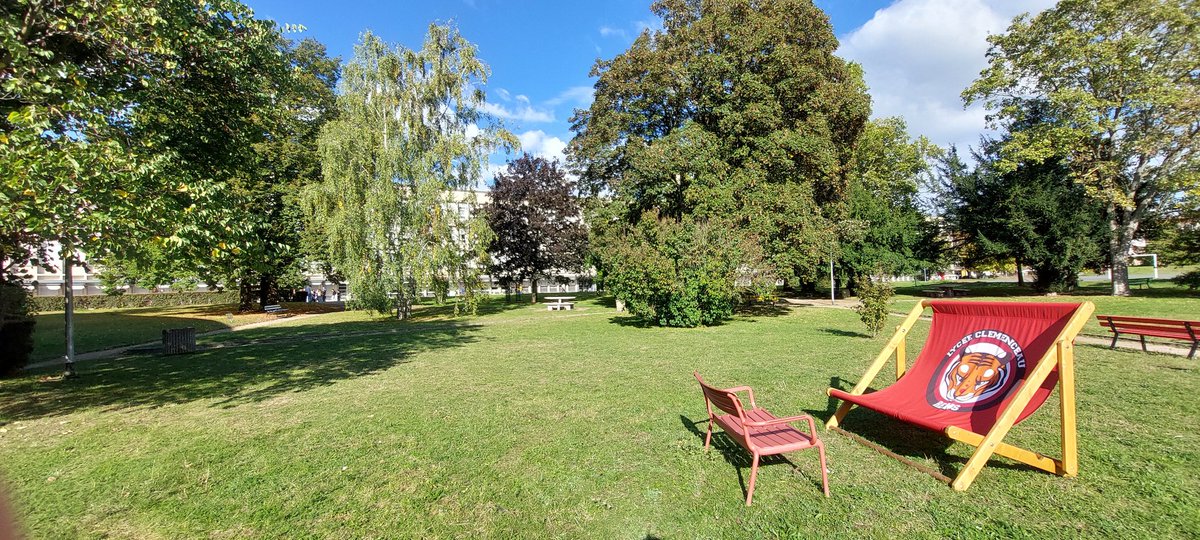 Alexandre NÈPLES (@aneples_perdir) on Twitter photo Connaissez-vous le concept du banc flottant ? Une recette simple : prenez un lycée sur 4 ha, un parc, mettez à disposition des 1400 élèves et étudiants qq bancs. Découvrez ensuite chaque matin les nouvelles organisations sociales et spatiales qu'ils créent... <a href="/LyceeClemReims/">Lycee_Clem_Reims</a> Connaissez-vous le concept du banc flottant ? Une recette simple : prenez un lycée sur 4 ha, un parc, mettez à disposition des 1400 élèves et étudiants qq bancs. Découvrez ensuite chaque matin les nouvelles organisations sociales et spatiales qu'ils créent... <a href="/LyceeClemReims/">Lycee_Clem_Reims</a>