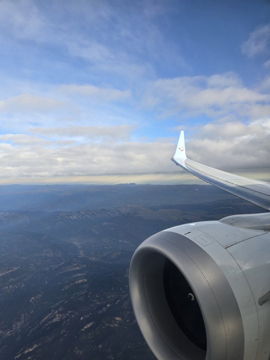 StrathAirConMan's tweet photo. Cpt Adam has arrived at Reus.

Big thank you to the actual Cpt David and his outstanding team yesterday going above and beyond. Made Adam's (future Mr Tui) day.  TOM1606 @TUIUK #LiveHappy https://t.co/LuoJsxfL4j