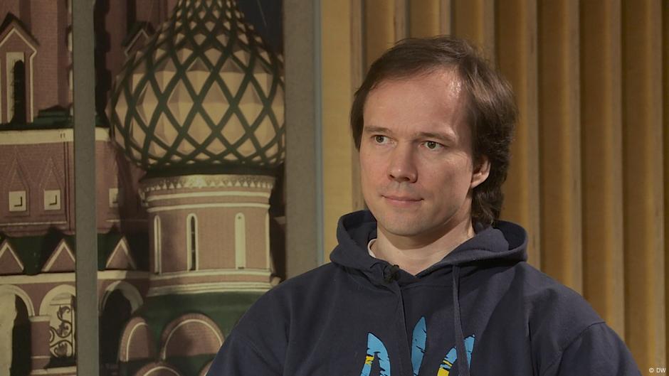 dw_russian's tweet photo. Погиб сражавшийся в ВСУ российский активист Ильдар Дадин, написала в соцсети X Ксения Ларина. В комментарии Telegram-каналу SOTA журналистка уточнила, что ей об этом рассказал бывший вице-президент "Газпром-банка" Игорь Волобуев, который также воюет в рядах украинской армии. Волобуеву же, по словам Лариной, сообщил о гибели Дадина его однополчанин. Подтверждения этой информации из других источников нет.

Ильдар Дадин стал первым гражданином РФ, осужденным по введенной в 2014 году статье УК РФ о неоднократном нарушении правил проведения митингов - после этого статью назвали "дадинской". Активист получил по ней 2,5 года колонии в марте 2016 года, в феврале 2017-го он вышел на свободу. В 2023 году Дадин уехал в Украину, чтобы вступить в ВСУ

(Фото Ильдара Дадина - из архива)