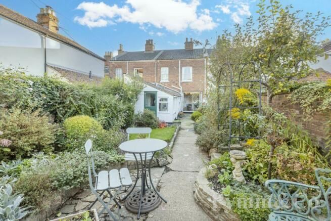 For Sale with No-Onward Chain. Bracondale #Norwich .
This highly attractive 19th Century period mid terrace home is located in the heart of Bracondale and has been in the same family for 50 years, 
See the full details here.
rightmove.co.uk/properties/153…