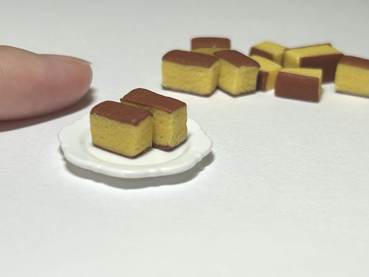 Atelier_doudou's tweet photo. カステラ🤔
ひとつひとつ作ると微調整で同じ大きさにはならず...
型を作って1つずつ作る方が懸命かもしれない😭

#ミニチュア #ミニチュアフード
#miniature #handmade 
#ハンドメイド #粘土
#ハンドメイド作家さんと繋がりたい
#ハンドメイド好きさんと繋がりたい https://t.co/WeuXwjwfNn