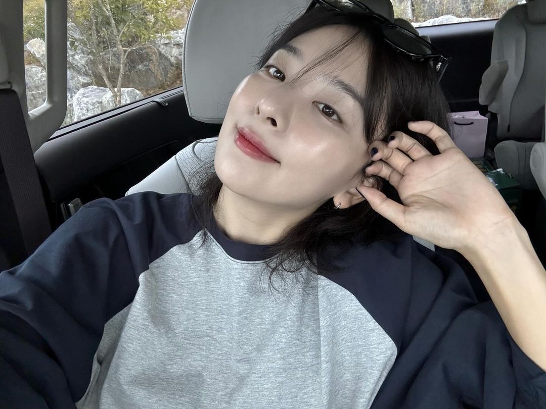 KSGUpdates's tweet photo. 241006 seulstagram update

"A cut in time for fall 🍂💇‍♀️

@.ksw7789"

https://t.co/Eh9ReO7eu1
#레드벨벳 #RedVelvet #슬기 #SEULGI @RVsmtown https://t.co/Ln4prMEkx0
