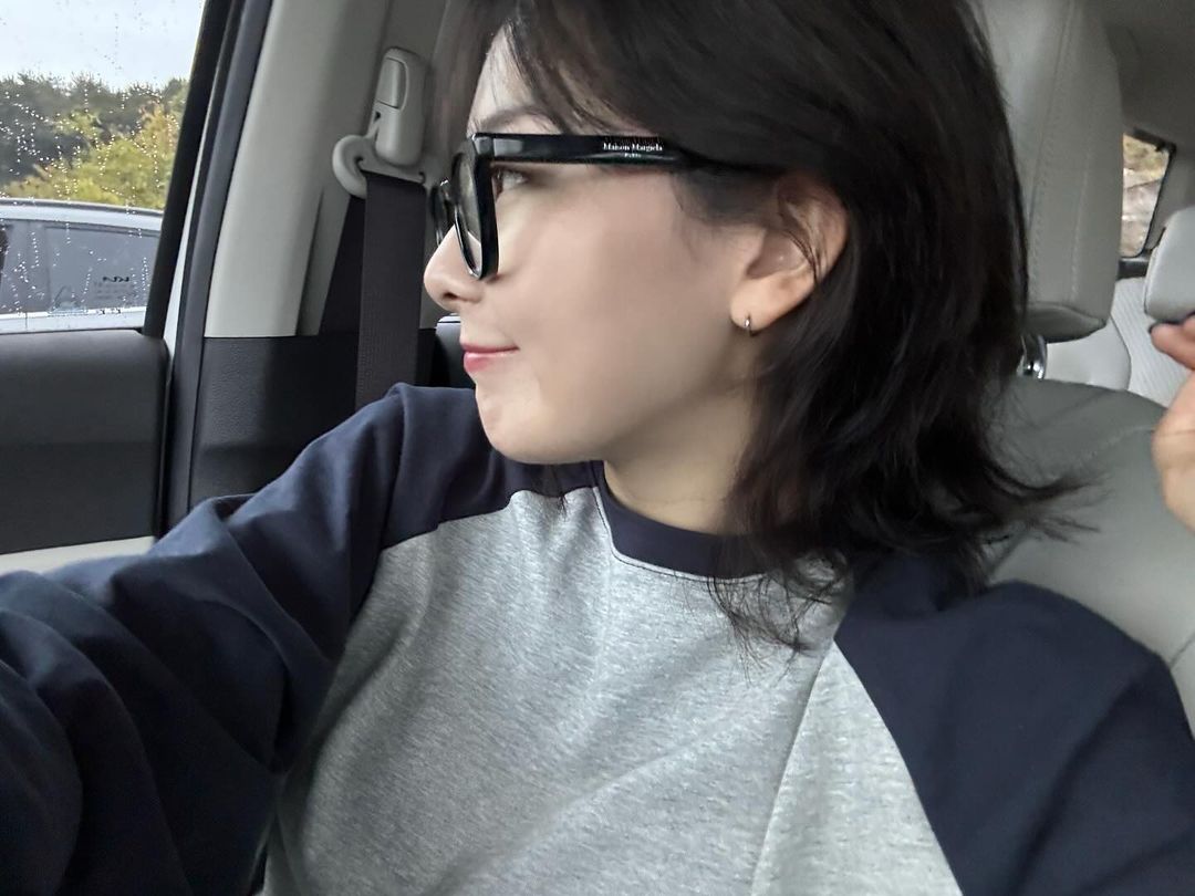 KSGUpdates's tweet photo. 241006 seulstagram update

"A cut in time for fall 🍂💇‍♀️

@.ksw7789"

https://t.co/Eh9ReO7eu1
#레드벨벳 #RedVelvet #슬기 #SEULGI @RVsmtown https://t.co/Ln4prMEkx0