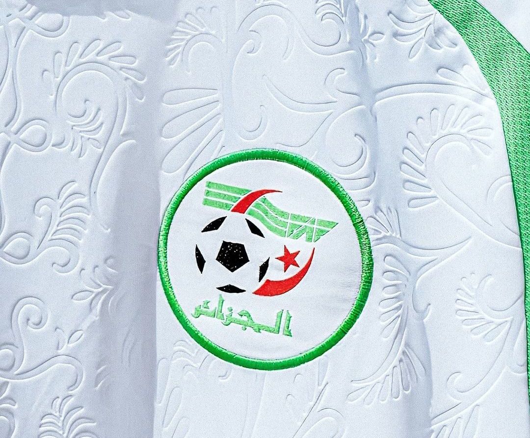 AfricaViewFacts's tweet photo. Adidas has revealed the new home and away jerseys for the Algerian 🇩🇿 national team.

The designs draw inspiration from the traditional Karakou, a historic Algerian garment renowned for its intricate golden embroidery. https://t.co/peDoQbp5sj