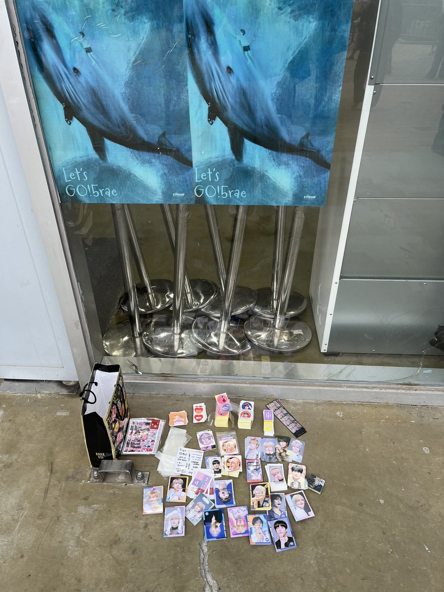 may14thday's tweet photo. 입구 옆 출구 쪽에 무인나눔 나뒀으니 편하게 가져가세요!! 많이 가져가셔도 괜칞아요~🥰 https://t.co/JVN5XsKGJJ