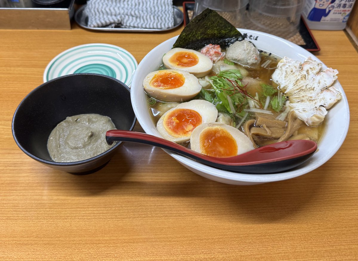 中華そば 半ざわ さんにて

オオズワイガニ出汁ラーメン🦀
ワンタントッピング

久々の半ざわの日限定
すごい美味しかったです！