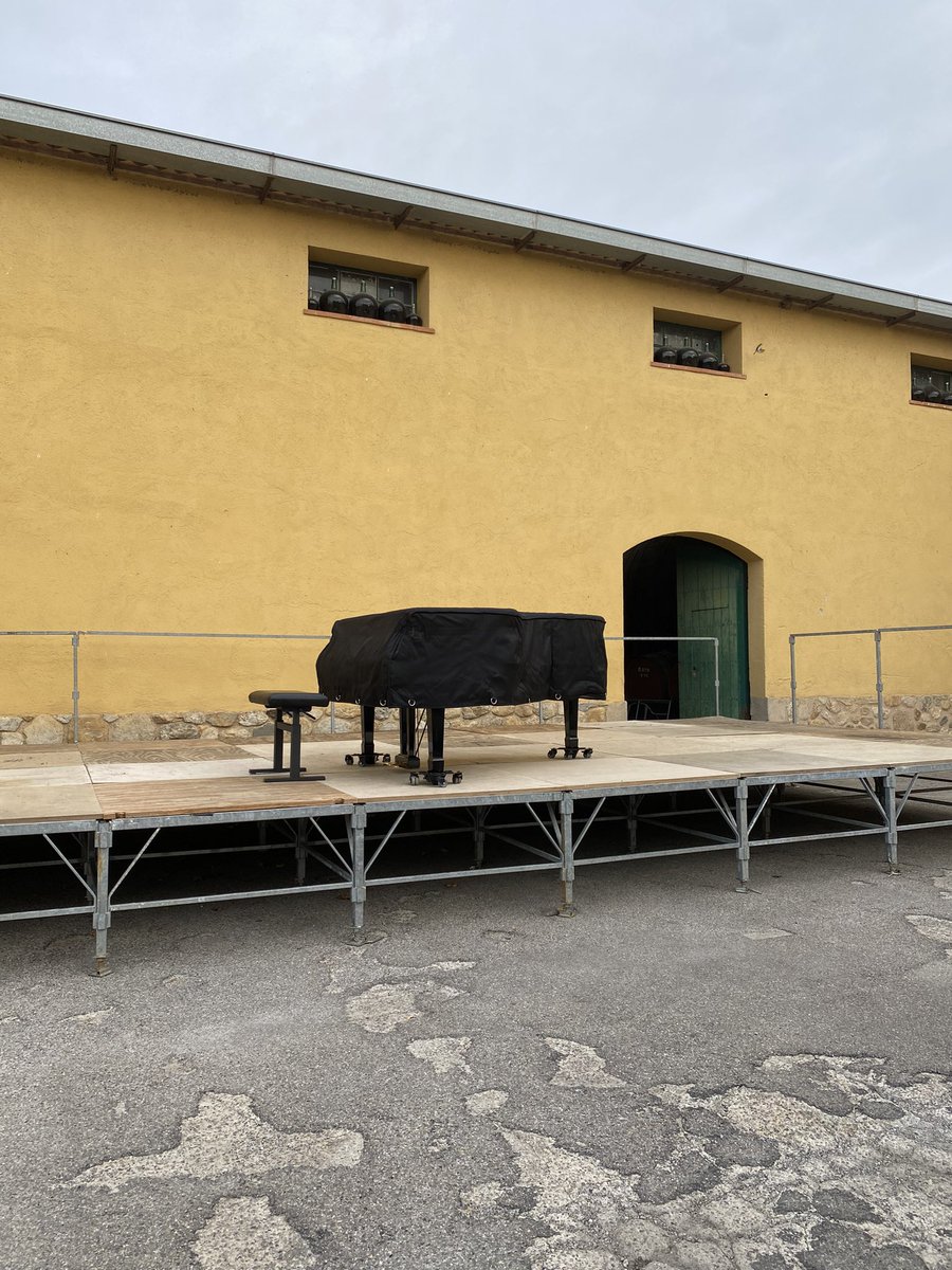 JaumeNorberto's tweet photo. Clarejava quan he marxat.
Al Celler Cooperatiu d’Espolla ja està apunt per sonar.
Avui fa son…😌
#sundayconcert
#pianomet https://t.co/IYP6y2CMMD