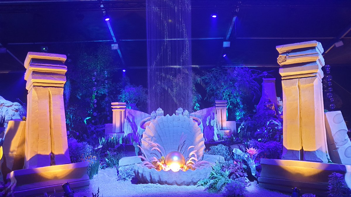 LaNinaCaracol's tweet photo. Folie Flore hier à #mulhouse, une folie! Un spectacle mêlant sculptures, créations fleuries et jeux de lumières. Il y a 2 ans on y était allés l'après-midi, cette fois on a décidé d'y aller le soir pour mieux voir les lumières. Splendide!🌷🪻🌹🌺🌸🌼
#folieflore #alsace #fleurs https://t.co/Jk86PLl6kd
