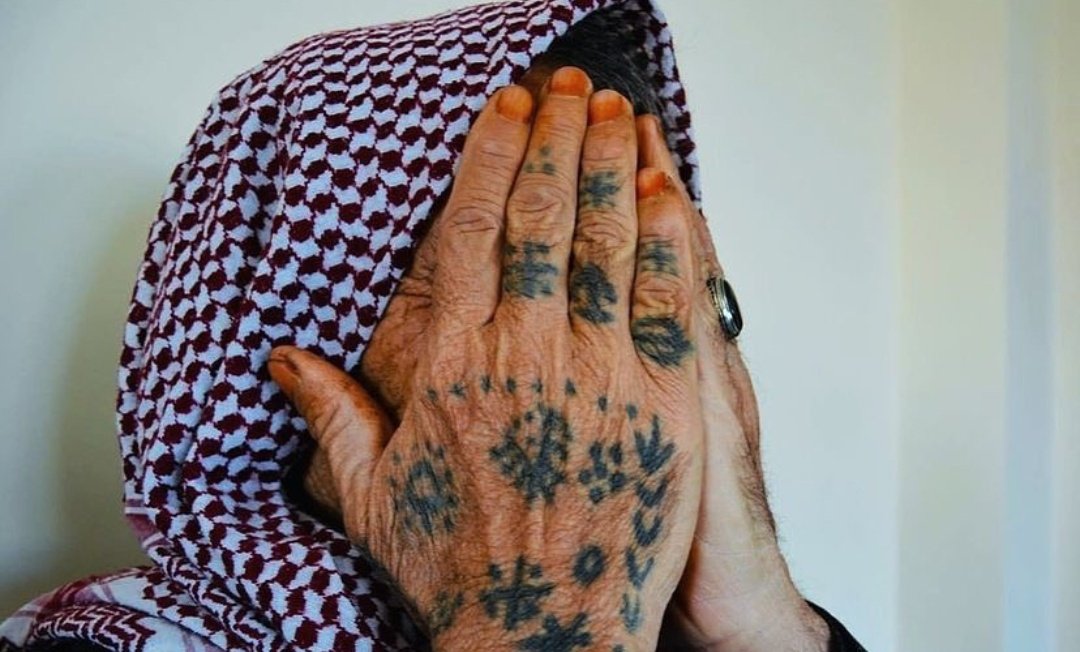 zelisa069's tweet photo. Heger ziman bi 
hestî hebûya. 
Ye di devê me kurdan de,
perçe perçe bibûya.
Çi heyf e ku em ji 
zimanê xwe re 
ewqasî dijmin in...

Erdal Dersim https://t.co/IFKf0WZmSW