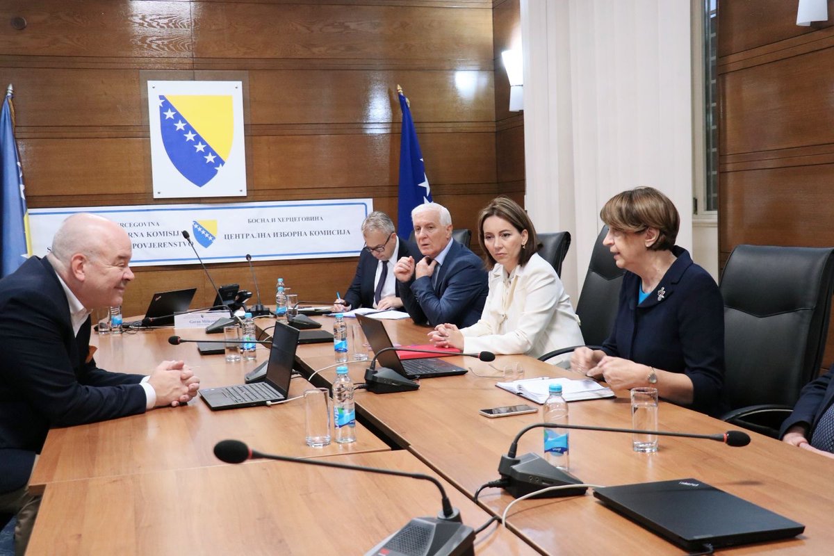 OSCEBiH's tweet photo. Povodom današnjih lokalnih izbora u #BiH, ambasador @Brian_Aggeler posjetio je jutros @IZBORI_BA .
„Glasanje na izborima temelj je demokratije, stoga pozivam sve građanke i građane da učestvuju u izbornom procesu.
Svaki glas je bitan”, naglasio je ambasador Aggeler.
#glasaj https://t.co/tTaBrfViT8