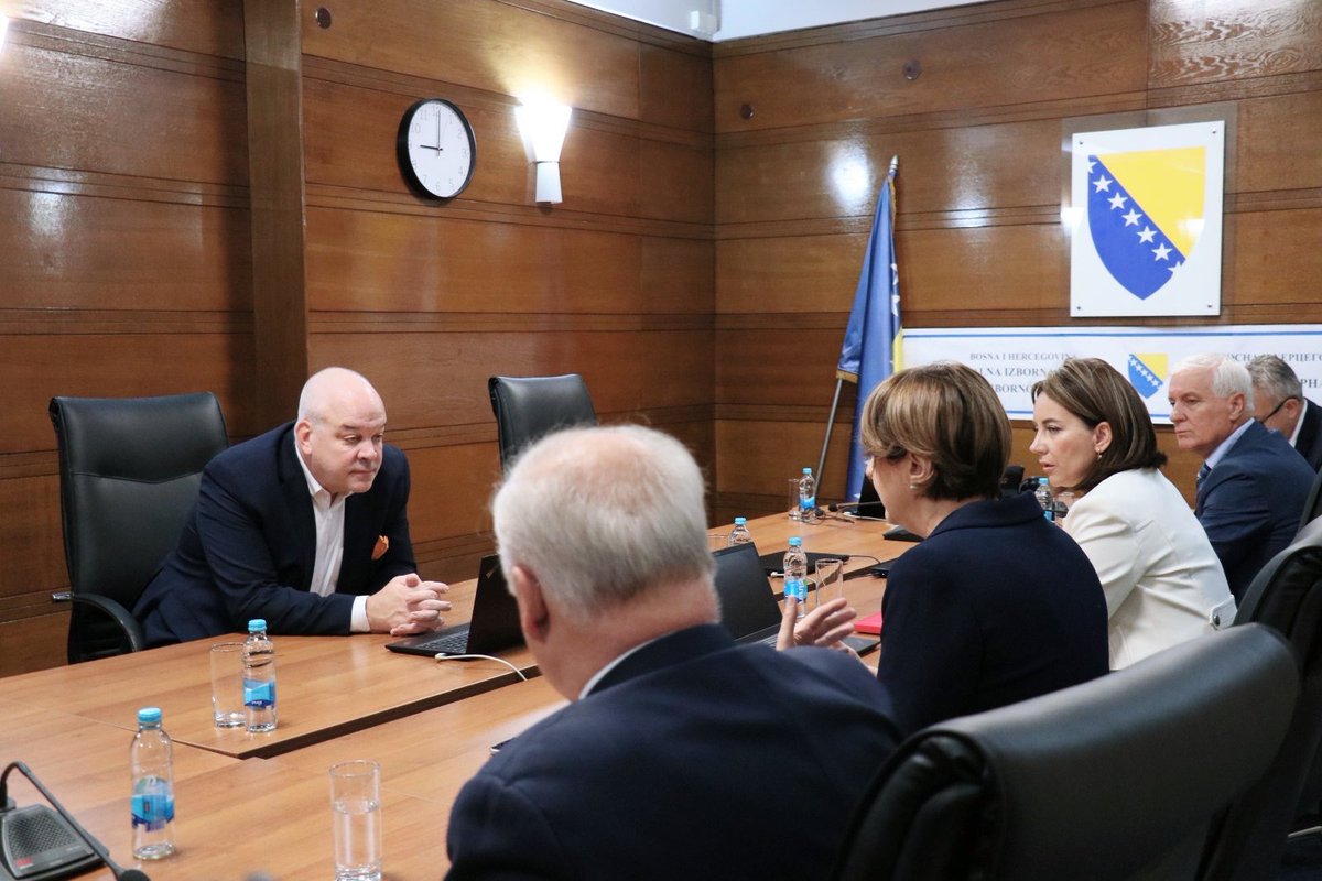 OSCEBiH's tweet photo. Povodom današnjih lokalnih izbora u #BiH, ambasador @Brian_Aggeler posjetio je jutros @IZBORI_BA .
„Glasanje na izborima temelj je demokratije, stoga pozivam sve građanke i građane da učestvuju u izbornom procesu.
Svaki glas je bitan”, naglasio je ambasador Aggeler.
#glasaj https://t.co/tTaBrfViT8