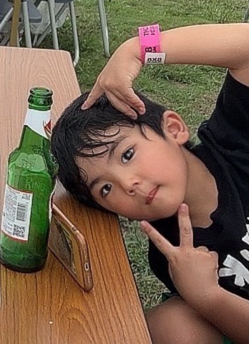LangLangDoo's tweet photo. 教えてないのにギャルピースができる血が流れてる息子（3歳） https://t.co/zDiJXKChop
