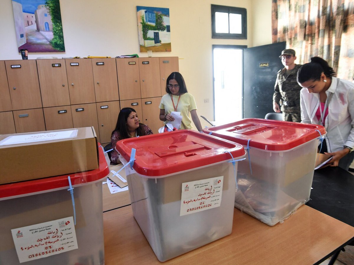 TOPXNews's tweet image. 🗳️ The polls are open in Tunisia for the presidential elections! President Kais Saied is set for re-election, but key contenders are behind bars. About 9.7 million people are eligible to vote. Stay tuned for updates! #TunisiaElection #KaisSaied #DemocracyInProgress