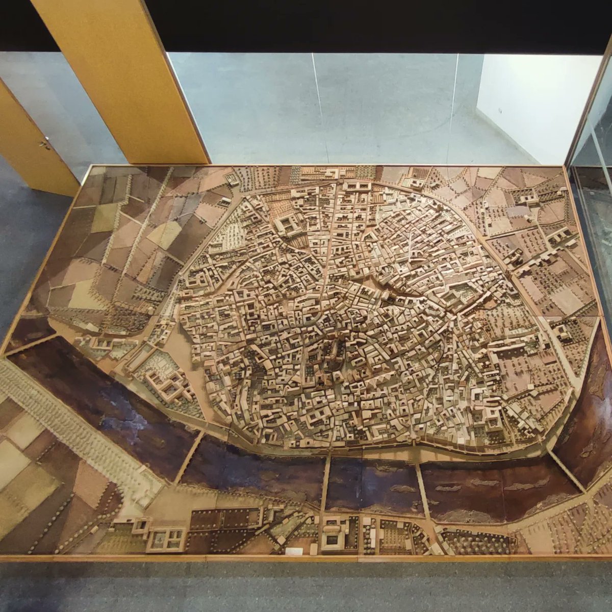 Impresionante la maqueta de la Valencia del grabado del Padre Tosca que ha sido restaurada para la exposición "Valencia, Ciudad y Huerta. Cartografía de la construcción de un territorio"

Se puede ver en la @etsaupv 

Gracias <a href="/URBATIC/">URBATIC</a> por la visita.