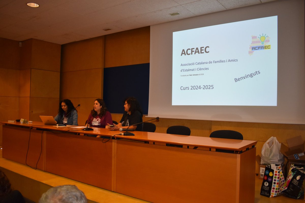 acfaec_cat's tweet photo. Seguidament vam presentar l’associació Acfaec a les noves famílies, Mònica Arcusa presidenta #Acfaec, Mercè Miró vicepresidenta i @nav39 presidenta honorífica encarregada del #cursPi van explicar tot el que fem i farem, i hem fet entrega de samarretes d’estalmat als nous alumnes https://t.co/2JM8opNebj