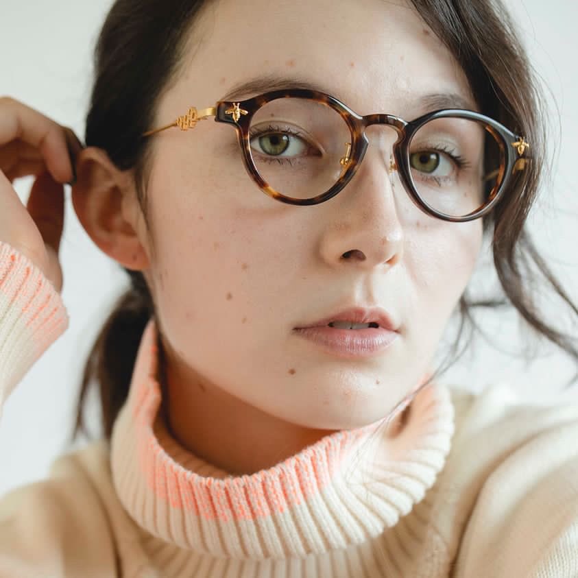 先日よりkikiki optiqueの取り扱いを開始しています🌿
花、枝、蜂など自然をモチーフにした可愛らしいメガネフレームが揃っていますのでぜひ店頭にてお試しください👓
