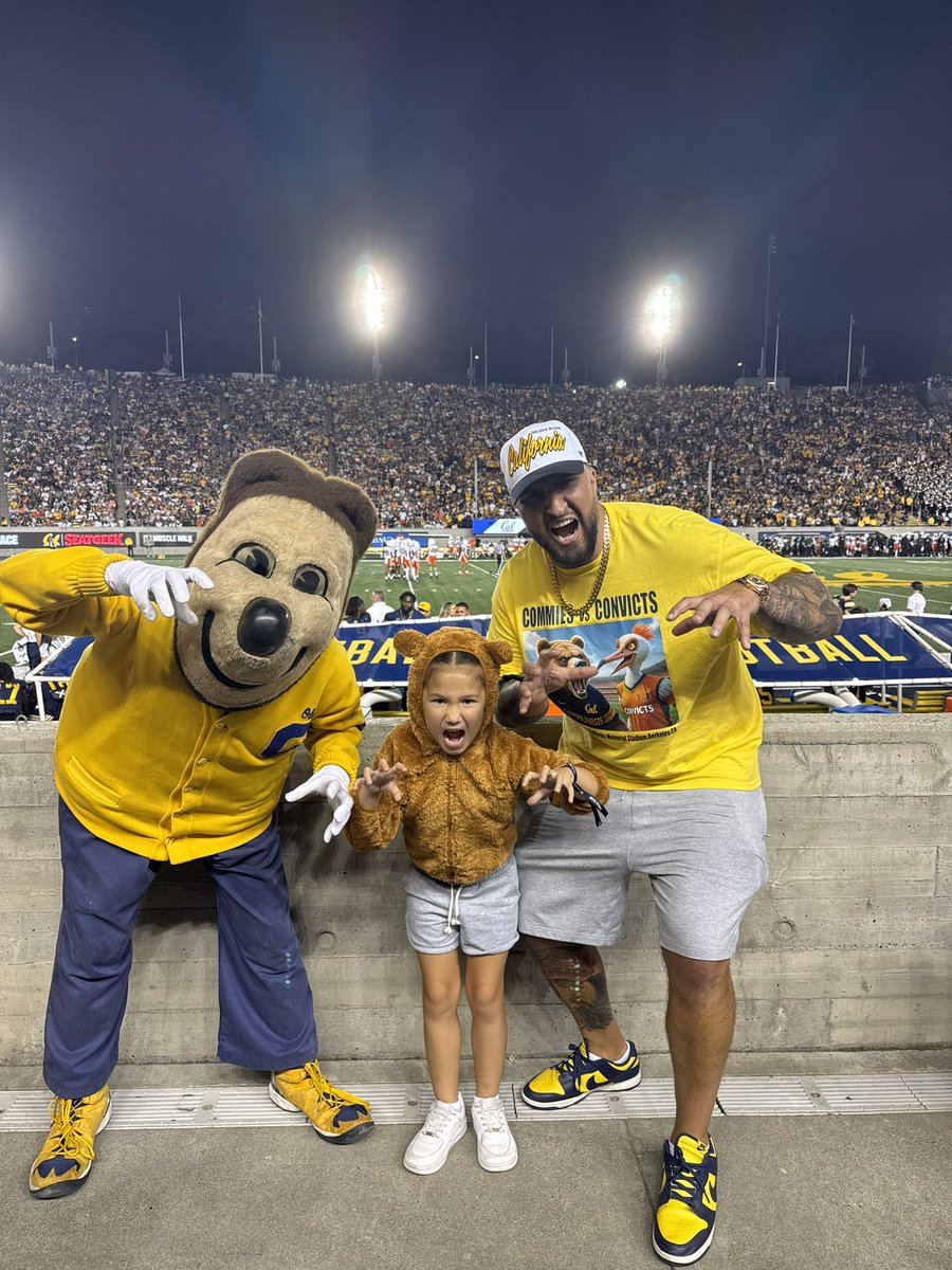 TIMBO_SL1CE's tweet image. Some things can’t be erased by a scoreboard. I bleed this shit and it brings a tear to my eye that it’s something I can share with my daughter for life. Tonight was painful but only because i really do care. Roll on you magnificent Bears. Bay Area till they put me in the dirt.