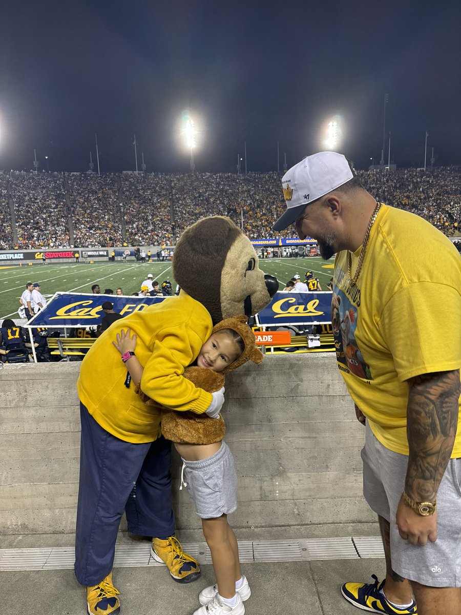 TIMBO_SL1CE's tweet image. Some things can’t be erased by a scoreboard. I bleed this shit and it brings a tear to my eye that it’s something I can share with my daughter for life. Tonight was painful but only because i really do care. Roll on you magnificent Bears. Bay Area till they put me in the dirt.