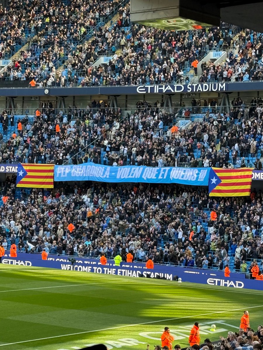 Així li demanen els seguidors del <a href="/ManCityES/">Manchester City</a> a Pep Guardiola que es quedi, en català i amb estelades, allà saben quin idioma parlem i qui volem ser.
Gràcies !!