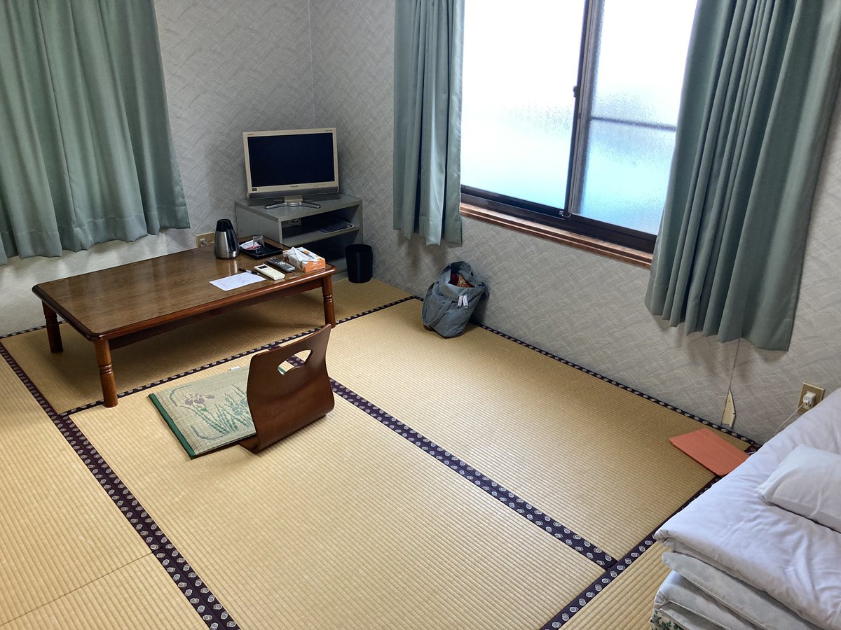 W_ebPSS's tweet photo. 地域医療0日目 特に台風とか来ず元気にフェリー出港 思い込みかもしれないが、村人全員顔見知りみたいに見えてアウェイ感がすごい 軽く自転車で一周してみるかと外に出た瞬間、もちろん島に1つしかないかわいいサイズ感の救急車が出動して行ったんですが、私が疫病神ですか？ https://t.co/fWaJnVyuEC
