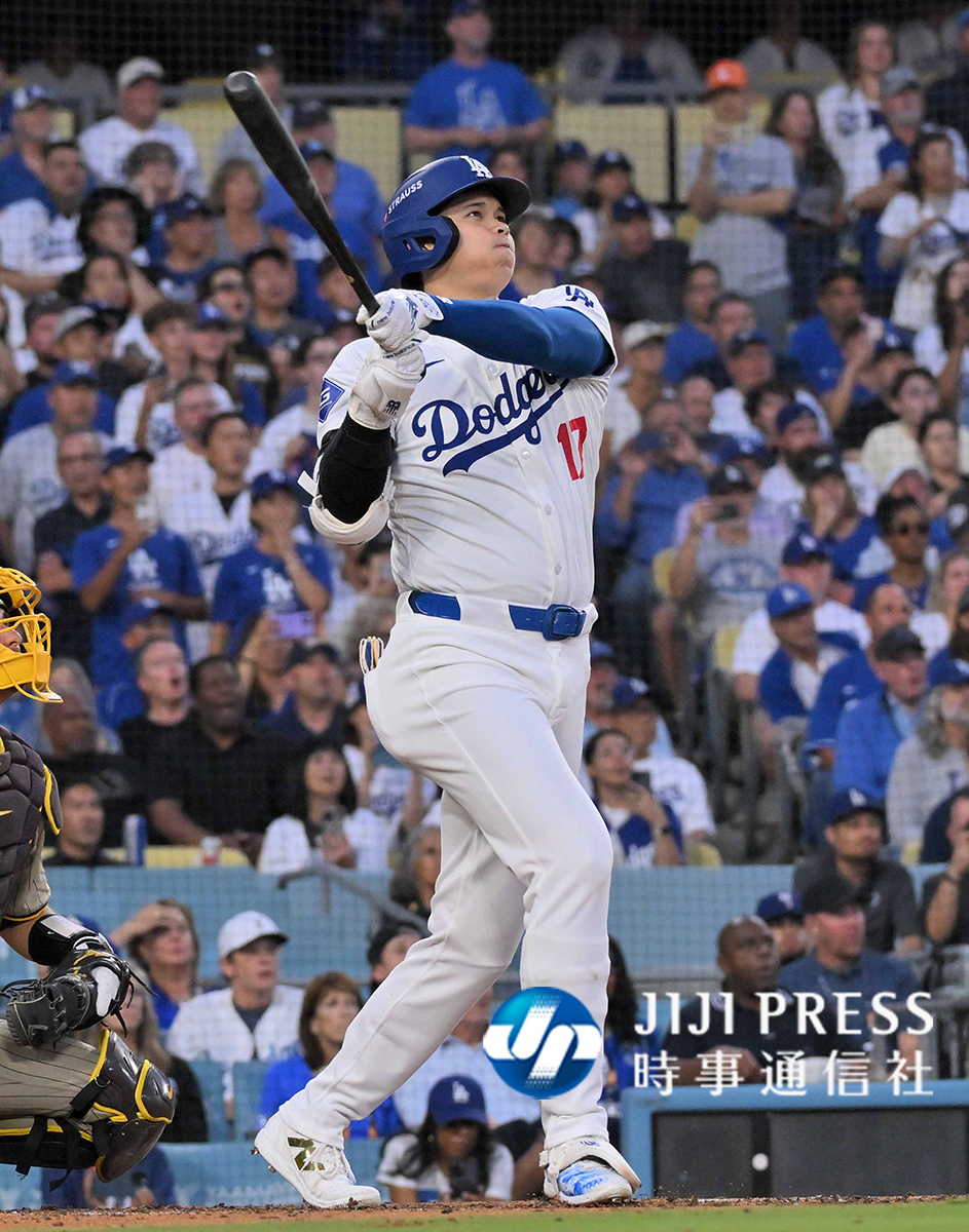 jiji_shashinbu's tweet image. 米大リーグ、プレーオフのパドレス戦、スタンドから「ＭＶＰ」コールが起こる中、ドジャースの大谷が右越えの同点３ランを放ちました。本拠地のファンは総立ちで熱狂しました。

#大谷翔平 #ドジャーススタジアム 

大谷、感情爆発のアーチ→jiji.com/jc/article?k=2…