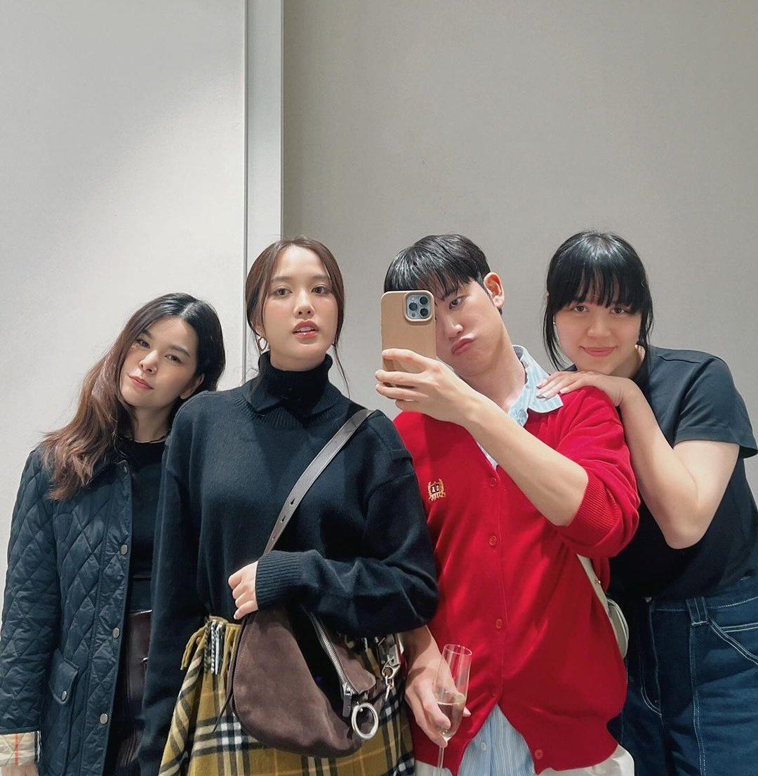 Sampiyo_freen's tweet photo. Freen with her team 🤍 

#BurberryxFreen 
#srchafreen #FreenSarocha https://t.co/wQeRcvinNW
