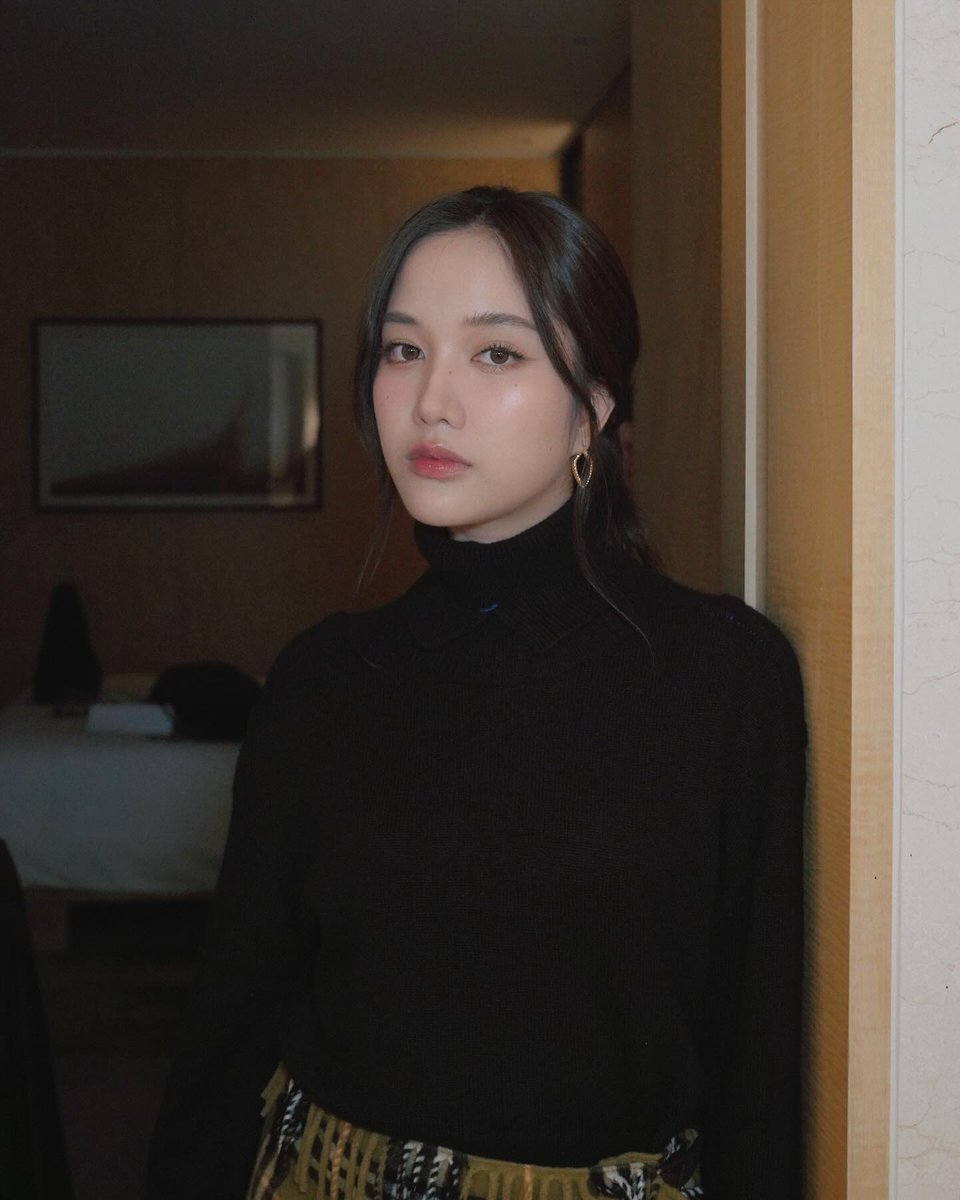 itsbecfreen_'s tweet photo. SAROCHAAAAAA 🫠🫠🫠

#srchafreen 
#BurberryxFreen https://t.co/iSWwksh7gi