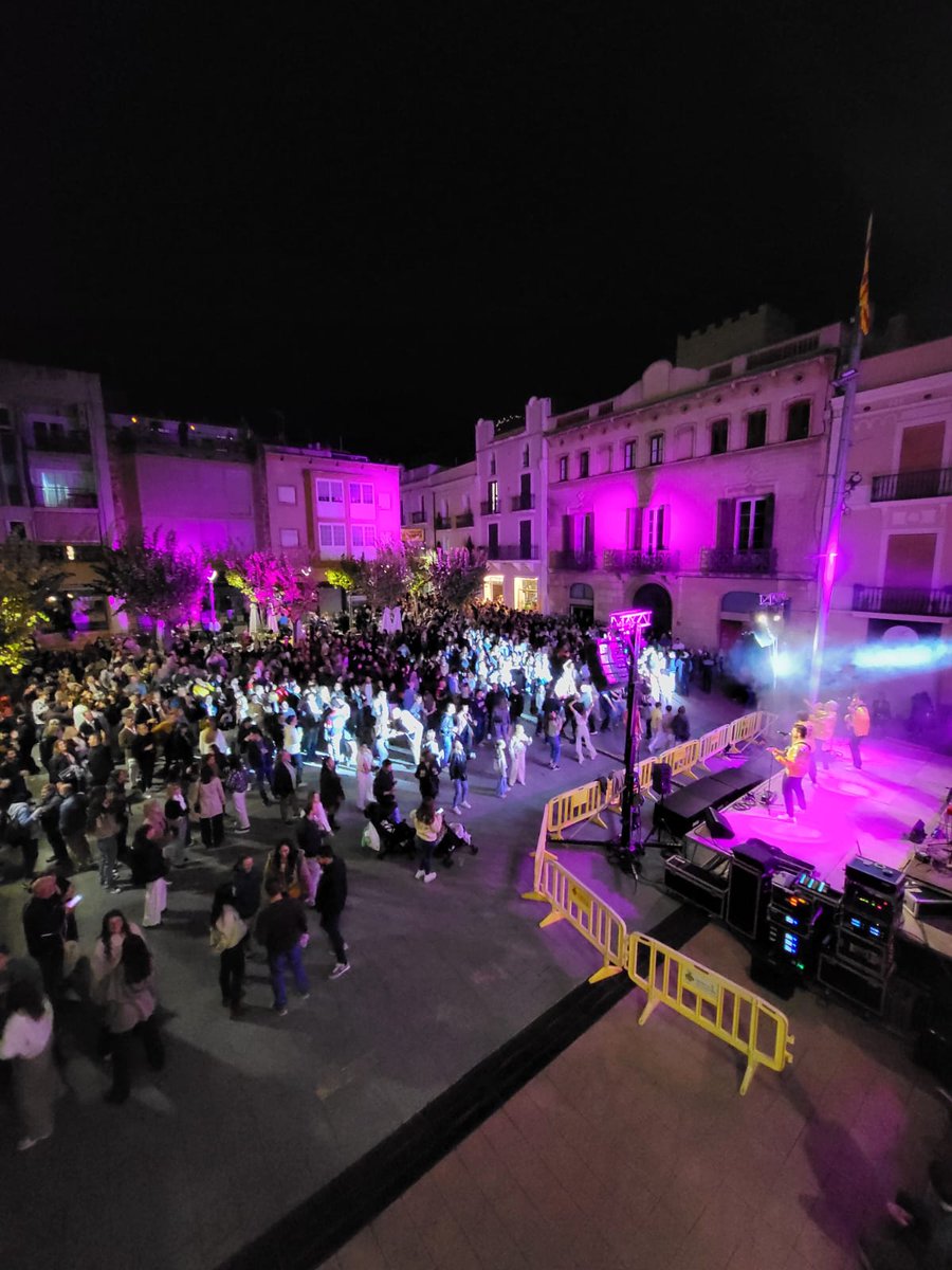 🥳 I aquesta nit, la plaça de l'Ajuntament plena amb la música del Concert de nit amb Hey! Pachucos

<a href="/cavatast/">Cavatast</a> @turismesantsadurni 

📷 Fotos: #comerç #santsadurni @mercatsantsadurni