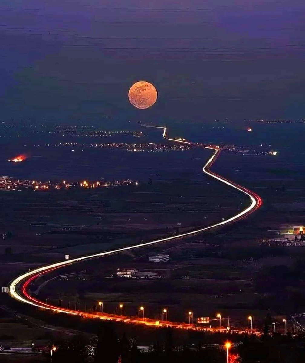 Vasia53639806's tweet photo. Το φεγγάρι της Βέροιας του Αργύρη Καραμούζα φιγουράρει στη λίστα με τις 10 συγκλονιστικές φωτογραφίες από το όλο τον κόσμο!!!
Στην 1η θέση την ανέβασαν οι περίπου 4,5 εκ followers της σελίδας Earth Official. https://t.co/dnF5XjdYL4