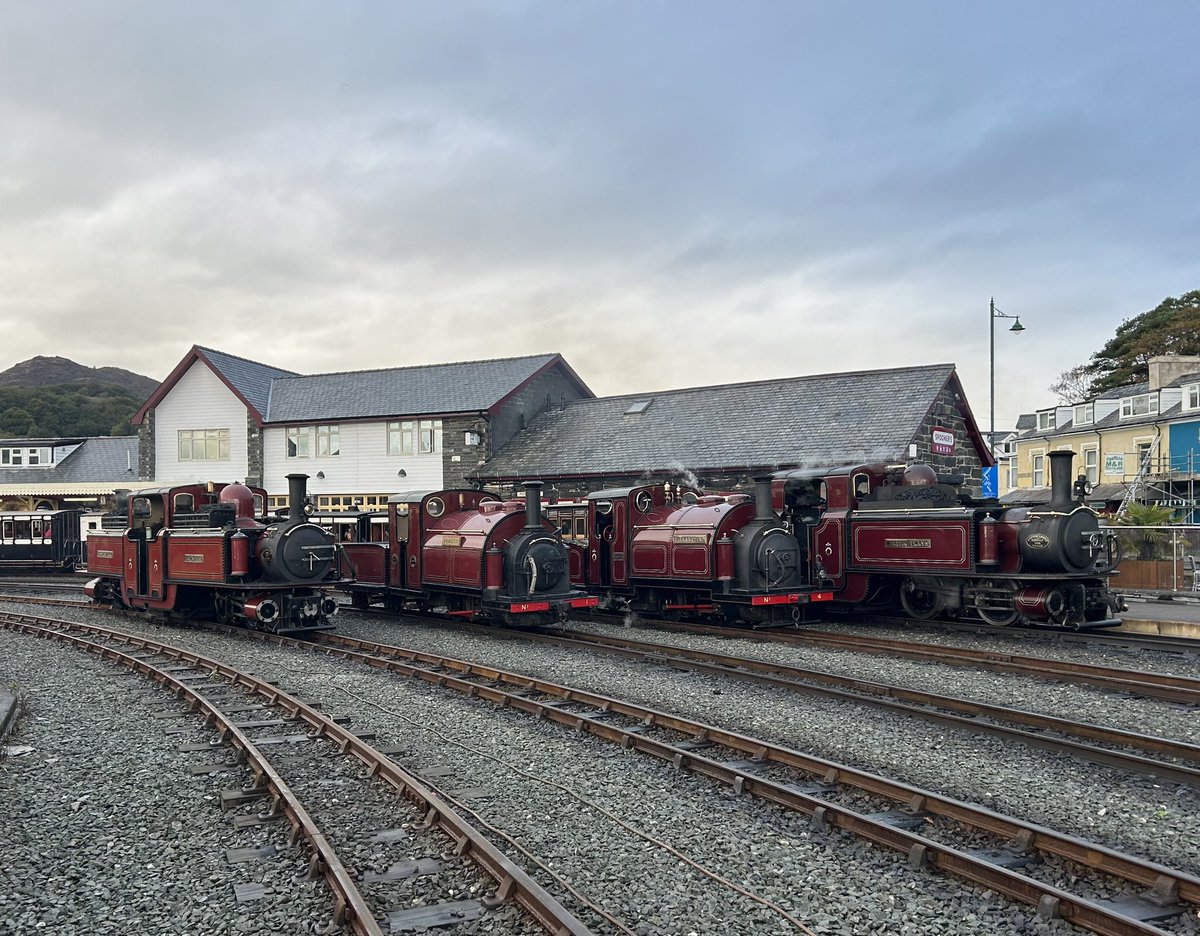 GedBlofeld's tweet photo. Sunday morning line up at Porthmadog https://t.co/V8DgK30LGI