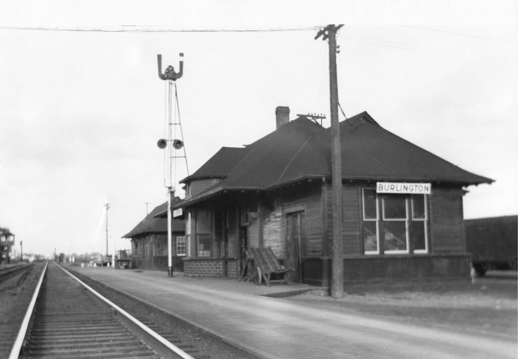 86_45_'s tweet image. #SemaphoreSunday.
I give you the old CN station at Burlington Ontario.
Moved less than a mile away and is now a museum, including the semaphore.