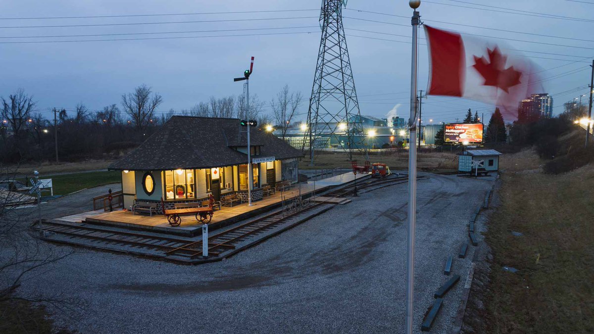 86_45_'s tweet image. #SemaphoreSunday.
I give you the old CN station at Burlington Ontario.
Moved less than a mile away and is now a museum, including the semaphore.