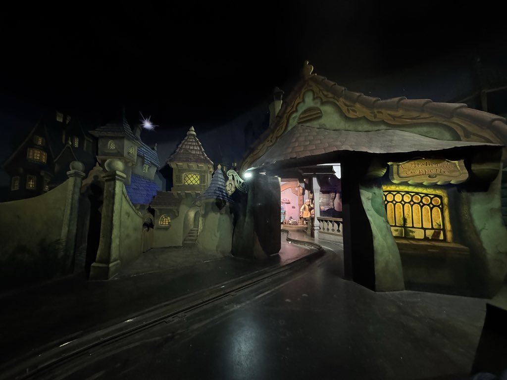 KrisfromBelgium's tweet image. Being Evacuated on Pinocchio! What a treat!