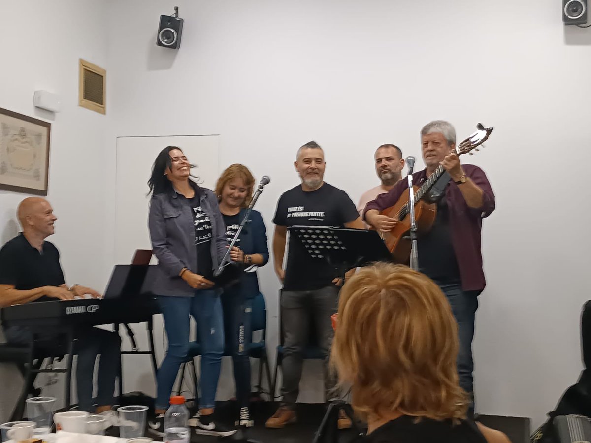 Anit al ⁦<a href="/elmicaletsc/">Societat Coral el Micalet</a>⁩ a la Nit Estelles del #CentdEstelles amb ⁦<a href="/Salvaz101/">Salva Vázquez Chambó</a>⁩ ⁦<a href="/LauraMusicorda/">Laura Miñarro</a>⁩ ⁦<a href="/evagomezmusica/">Eva Gómez</a>⁩ ⁦@tomdelos⁩ Jesús Bsrranco i servidor. “I una pàtria lliure i lluminosa i alta”. I els cabells de ⁦<a href="/GemmaPasqual/">Gemma Pasqual i Escrivà</a>⁩