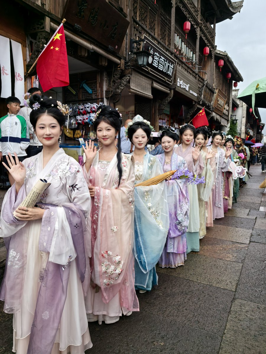 紫阳街偶遇汉服小姐姐，
来投票呀。
哪一个你觉得最美？ https://t.co/4uicaglWPy