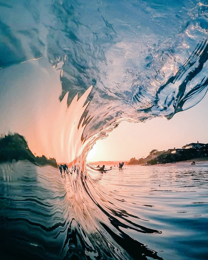 Necesité marcharme para querer estar aquí;La ternura hizo todo lo demás, permitiéndole al amor lo que mejor sabe hacer,que lo imposible se vuelva a repetir,que la ola perfecta vuelva a pasar por segunda vez por la misma playa.
  ~ Marwán ✒ 📖
#Marwan #poema
 #FelizDomingo #love