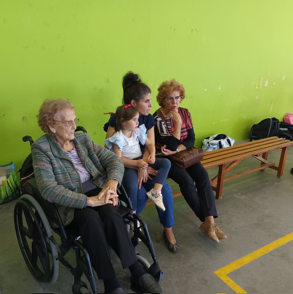 Cuatro generaciones viendo Balonmano en Askartza. Eso es afición.
<a href="/Askartza_bmano/">Askartza Eskubaloia</a>