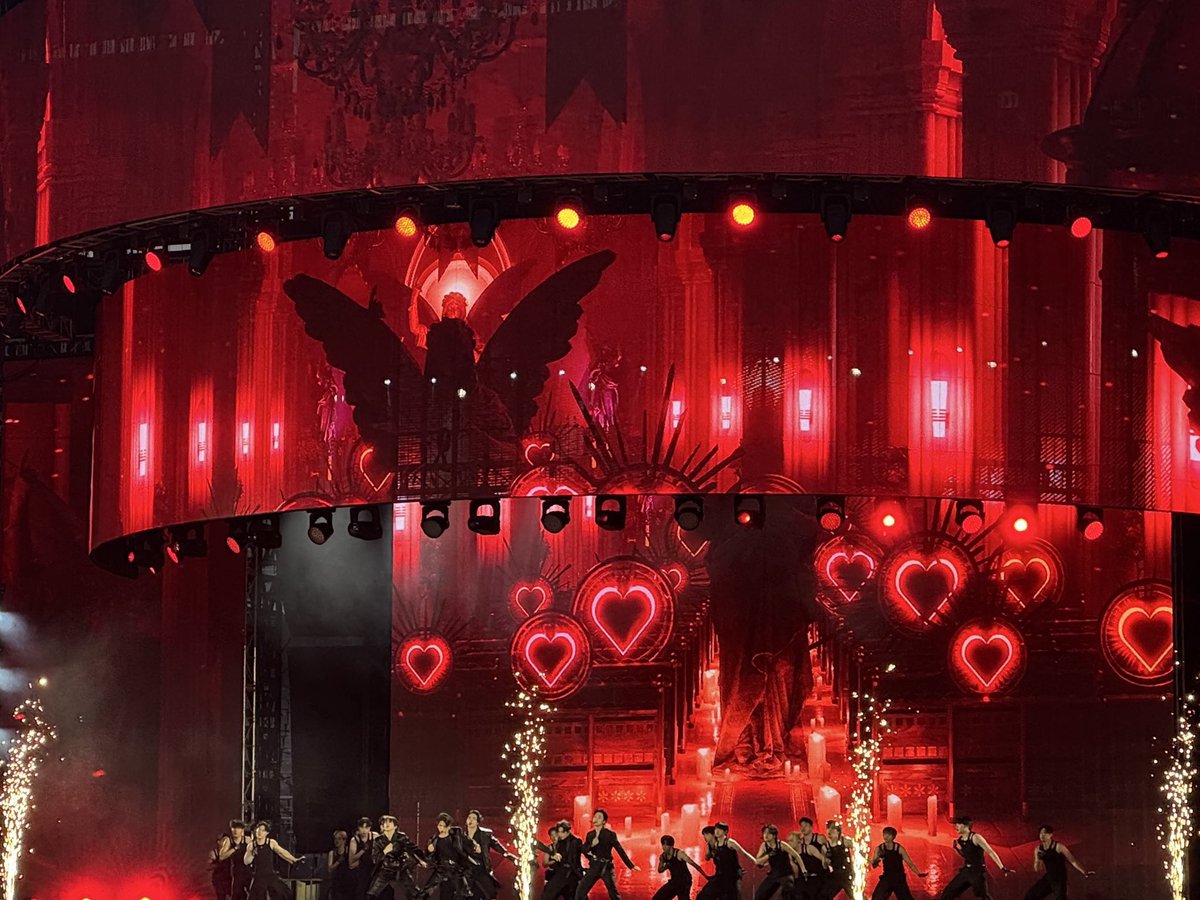 ‘Walk the Line’ tour pretty stunning stages ♡