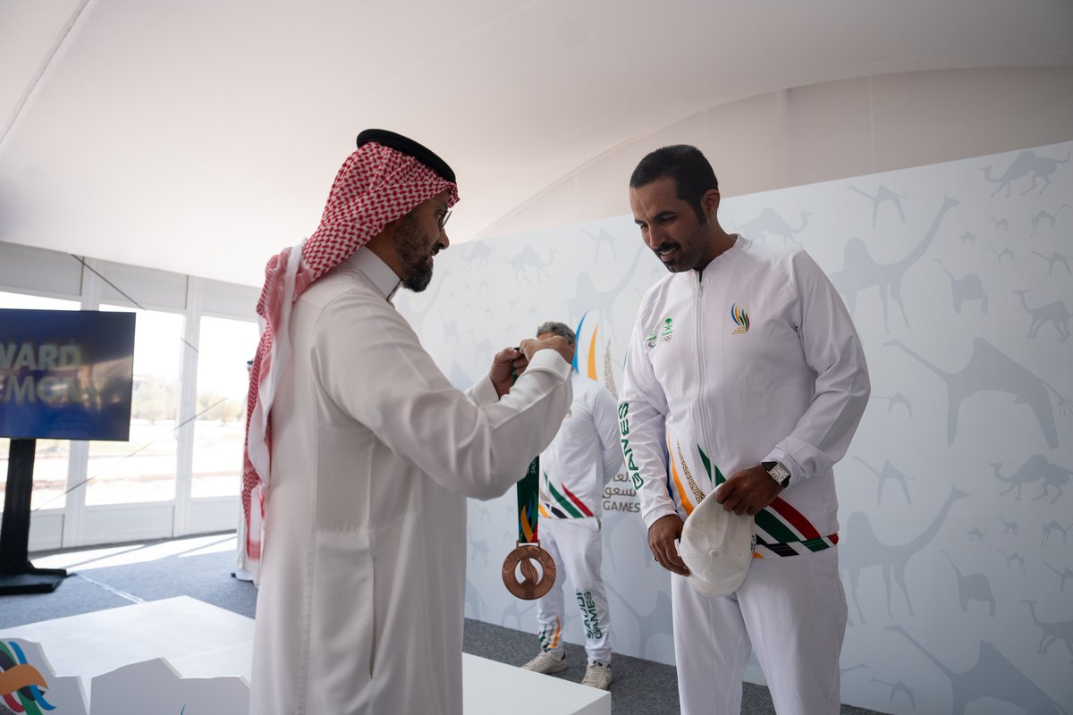 TheSaudiGames's tweet photo. 🏅| تتويــج

بحــضور صاحب السمو الملكي الأمير خالد بن بندر بن مساعد نائب رئيس اتحاد الرماية ، مدير المنتخب أحمد منصور الشهراني، يتوج الأبطال الفائزين في مسابقة الرمـاية على الأطباق «تراب» - رجال 💪✨

#دورة_الألعاب_السعودية 2024 | #بيننا_أبطال https://t.co/O4vZ94Zztl