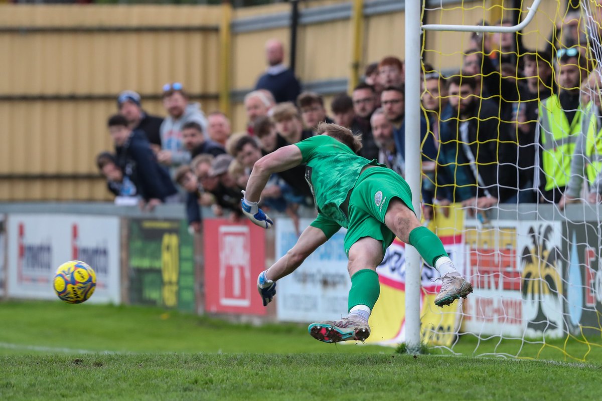 DorchTownFC's tweet photo. ❌👊 @gerardbenfield1 

#WeAreDorch ⚫️⚪️ https://t.co/gDclGlqgvT