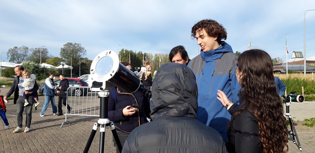 Stoepsterren's tweet photo. De ESTEC open dag is weer begonnen en we turen naar de zon bij de #NLSpace tent. #stoepsterrenkunde #aetudelft https://t.co/udvxT7dP3w