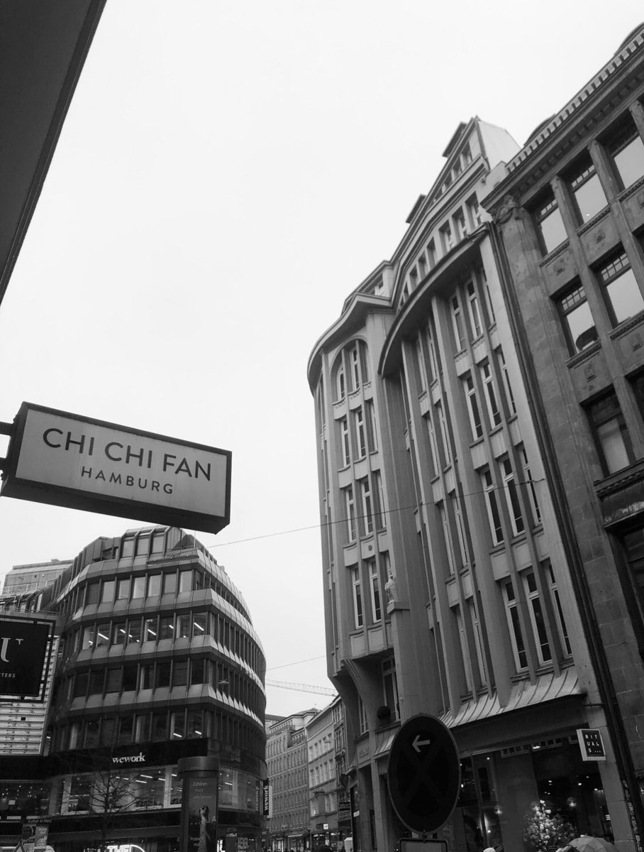 Und da ist sie wieder, die Hoffnung, du würdest jeden Moment um die Ecke kommen und dich freuen, mich zu sehen. Damit keine Zuversicht daraus wird, warte ich aber nie lange. Es würde mir die Melancholie rauben, ohne die ich gar nicht hier wäre. 

Corey