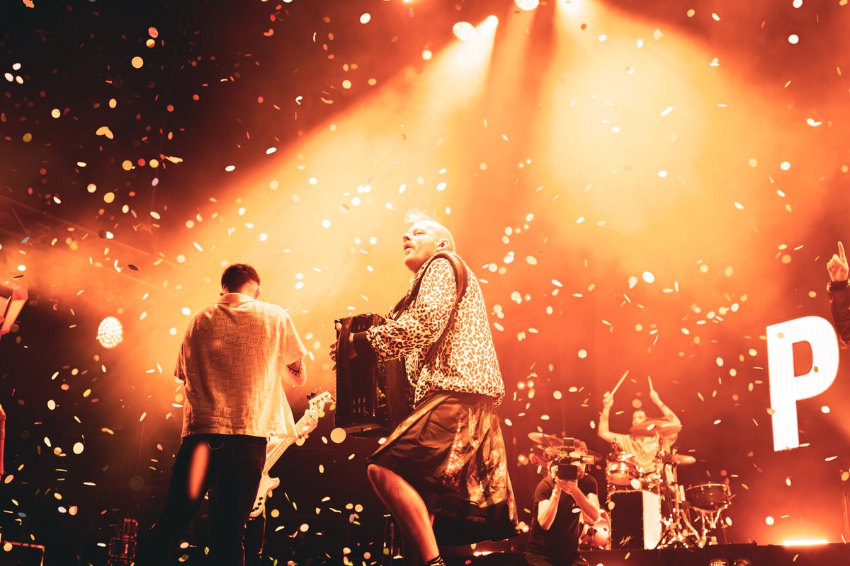 ¡Una despedida por todo lo alto! 🔥Volved pronto, <a href="/lapegatina/">La Pegatina</a> , esta será vuestra casa. ¡Hasta luego, Mari Carmen!

📸 Alberto Castillo