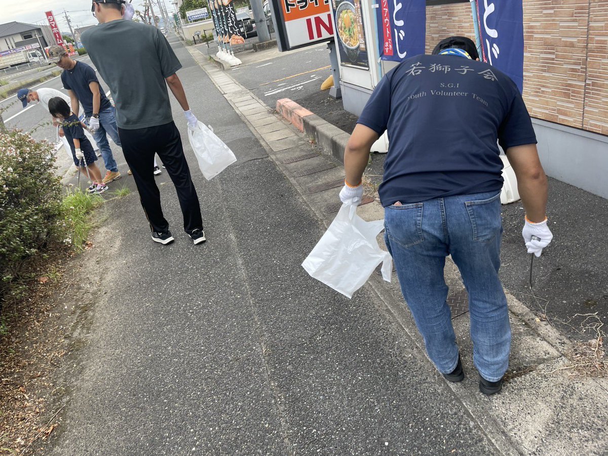sunfuture0316's tweet photo. まだまだ暑いですね😵
9月29日は、総社市で清掃活動を行いました！みんなでワイワイするとゴミ拾いも楽しいです。
総社市の活動ではオリジナルTシャツを作っちゃいました👍
わが地域をきれいにしていきます！

#sunfuture #SDGs  #岡山 https://t.co/0udynuub8v