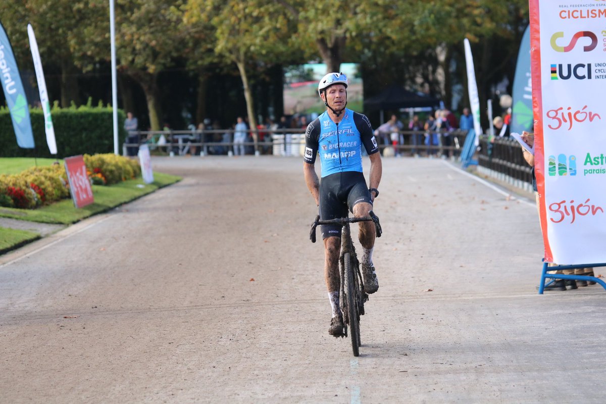 #CopaEspañaCX | Isaac Suárez vence con contundencia en la categoría master 40 🥇

🥈 Andrés Calvete 
🥉 Alberto Sánchez